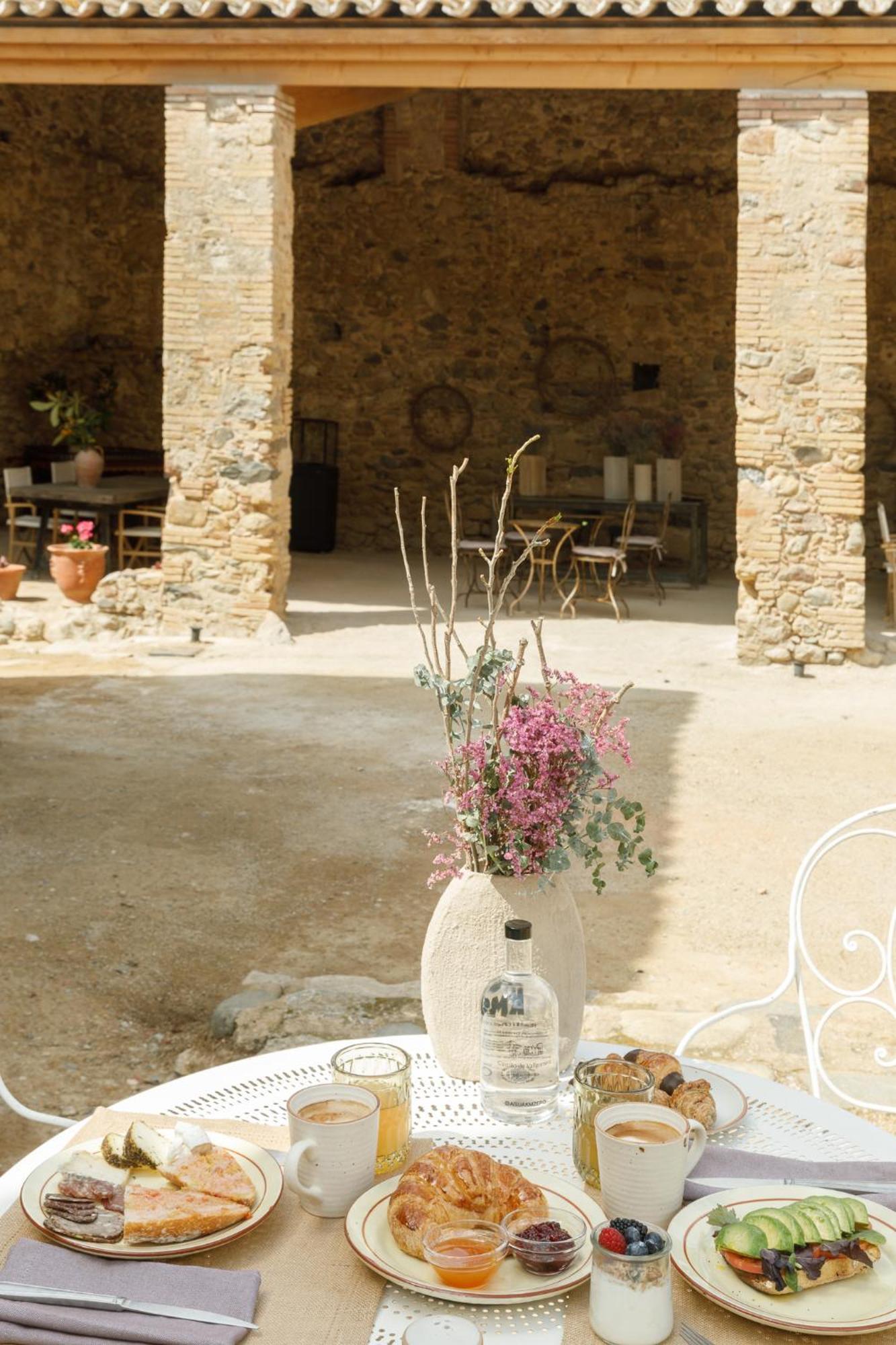 Hotel Castell De Vallgornera Peralada Exterior photo